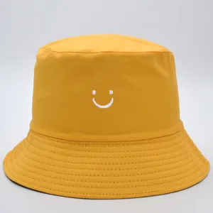 Cappello alla pescatora giallo in cotone unisex con ricamo smiley bianco sul davanti