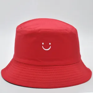 Cappello bucket rosso classico in cotone con faccina sorridente bianca ricamata casual