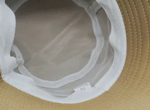 Dettaglio interno del cappello da pescatore in cotone con etichetta e fascia antisudore