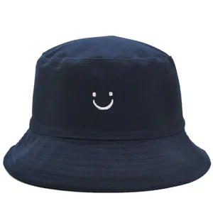 Cappello da pescatore blu navy in cotone con ricamo faccina sorridente bianca unisex