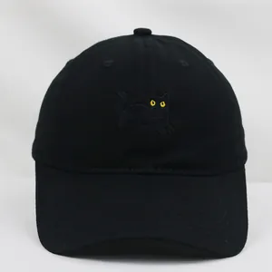 Cappellino in cotone con ricamo gatto nero e occhi gialli su sfondo bianco