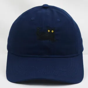 Berretto da baseball in cotone blu scuro con ricamo gatto nero e visiera curva