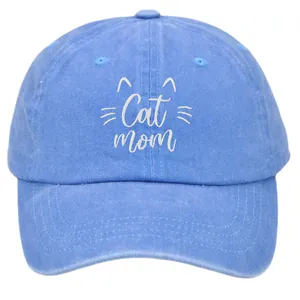 Détail de la casquette en coton délavé bleu clair avec broderie blanche Cat Mom