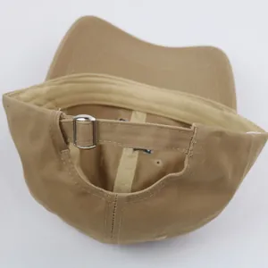 Dettaglio cappellino in cotone kaki con fibbia regolabile e cuciture interne rifinite