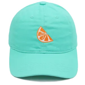Détail de la casquette de baseball en coton vert menthe avec broderie d'orange