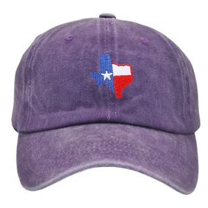 Dettaglio del ricamo della bandiera del Texas su berretto in cotone viola lavato