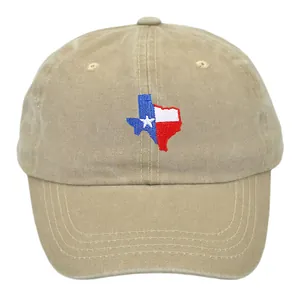Dettaglio del ricamo della bandiera del Texas su cappello in cotone kaki lavato