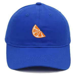 Détail d'une casquette de baseball en coton bleu roi avec broderie d'orange