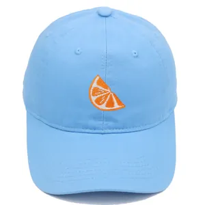 Casquette de baseball en coton bleu clair avec broderie orange et visière courbée