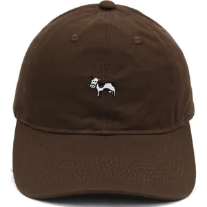 Primer plano detallado de una gorra de béisbol marrón con bordado minimalista de vaca