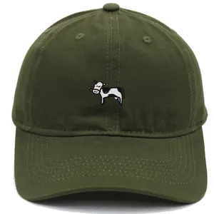 Detalle del bordado de vaca en una gorra de béisbol de algodón verde oliva