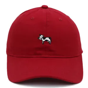 Detalle de gorra de béisbol roja de algodón con bordado de vaca y textura de tela