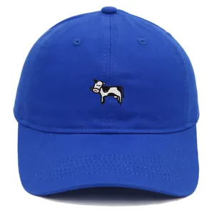 Detalle de la gorra azul de algodón con bordado de vaca blanca y costuras de alta calidad