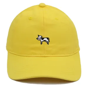 Gorra de béisbol amarilla con bordado de vaca lindo y diseño clásico de seis paneles