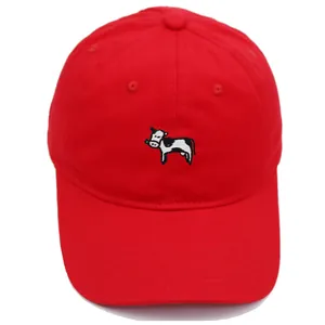Gorra de béisbol clásica de algodón rojo con bordado detallado de vaca en blanco y negro