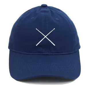 Détail de la casquette de baseball en coton bleu marine avec broderie blanche et texture