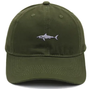 Détail de la broderie requin sur casquette de baseball en coton vert armée à bord renforcé
