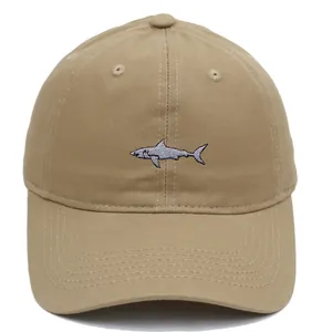 Détail de la broderie de requin gris sur casquette en coton kaki avec œillets d'aération