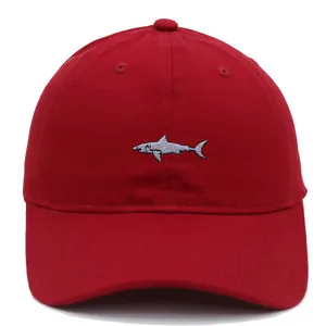Casquette de baseball en coton rouge avec broderie requin premium et visière courbée