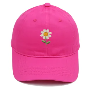 Detail der weißen Gänseblümchen-Stickerei auf einer rosa atmungsaktiven Baumwollkappe
