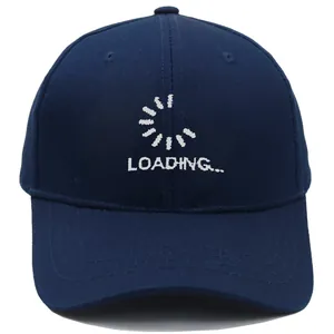 Dettaglio ravvicinato di un cappellino in cotone blu navy con ricamo bianco 'LOADING...'