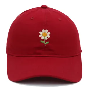 Klassische dunkelrote Baumwoll-Baseballkappe mit Gänseblümchen-Stickerei und Schirm