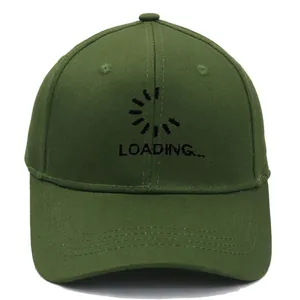 Dettaglio del ricamo nero Loading e barra di avanzamento su cappello verde militare