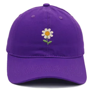 Lila Baumwoll-Baseballkappe mit Gänseblümchen-Stickerei und gebogenem Schirm für Damen