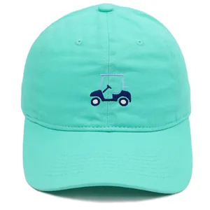 Gros plan d'une casquette vert menthe avec broderie détaillée de voiturette de golf en coton