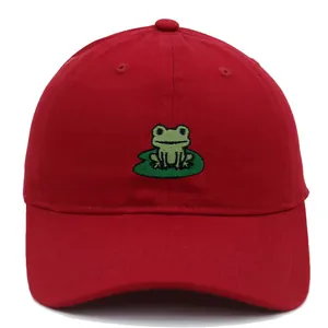 Rode katoenen honkbalpet met groene kikkerborduring en een klassiek 6-panel ontwerp
