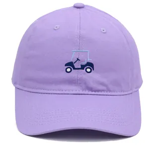 Détail de la casquette lavande avec broderie de voiture de golf bleue sur sergé de coton
