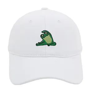 Detail van groen kikker yoga borduurwerk op een witte katoenen baseballpet