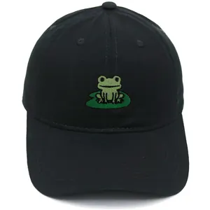 Zwarte baseballpet met groene kikker borduursel op lelieblad, schattige stijl