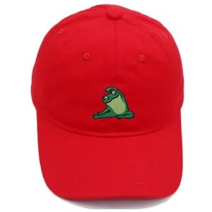 Rode katoenen honkbalpet met groene kikkerborduring in een yogahouding aan de voorkant