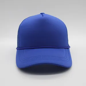 Detalle de gorra trucker azul con frontal de espuma y cordón trenzado decorativo frontal