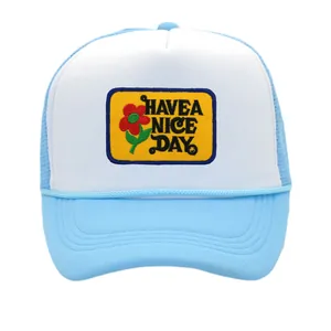 Detalle de la gorra trucker azul y blanca con bordado de flores Have a Nice Day