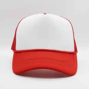 Gorra trucker roja y blanca con panel de espuma y malla transpirable para personalización