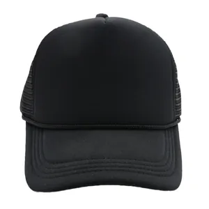 Gorra trucker negra minimalista con malla transpirable y cordón decorativo en la visera