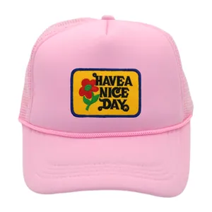 Gorra trucker rosa con parche de flores Have a Nice Day y diseño de malla trasera