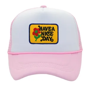 Gorra de rejilla tipo trucker en rosa y blanco con parche de Have a Nice Day floral
