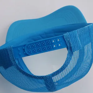 Détail de la casquette trucker bleue avec mesh respirant et sangle réglable en plastique