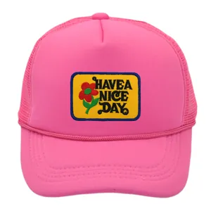 Gorra trucker rosa con bordado Have a Nice Day y malla trasera transpirable