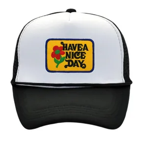 Gorra trucker clásica en blanco y negro con parche bordado amarillo Have a Nice Day y flor