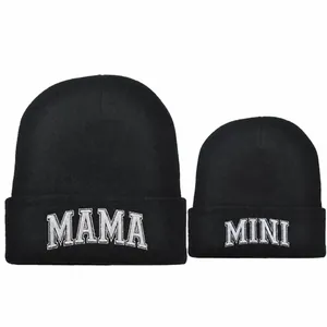 Détail de bonnets en tricot noir parent-enfant avec broderie 3D MAMA et MINI et tailles