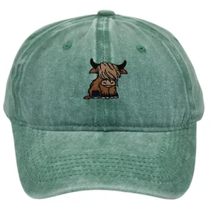 Dettaglio del ricamo mucca delle Highlands su cappello di cotone verde lavato