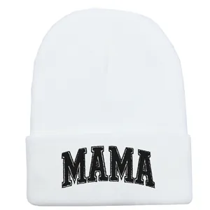 Bonnet blanc en maille brodé MAMA pour femme accessoire d'hiver chaud et élégant