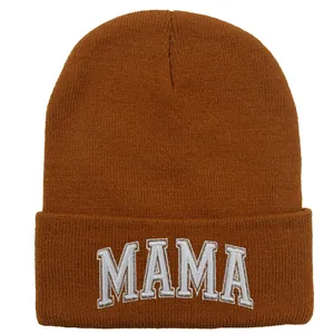 Bonnet en maille côtelée marron avec broderie MAMA 3D pour la chaleur hivernale