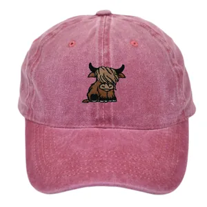 Berretto da baseball in cotone rosso lavato vintage con ricamo di mucca delle Highland