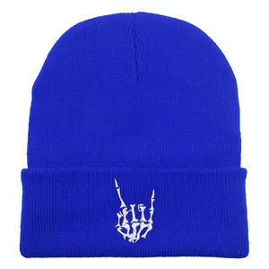 Dettaglio del berretto blu reale con ricamo a mano di teschio bianco e logo HUF