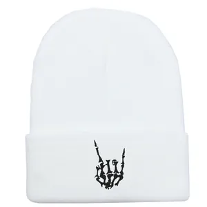 Berretto bianco in maglia con risvolto e ricamo grafico a forma di mano di scheletro